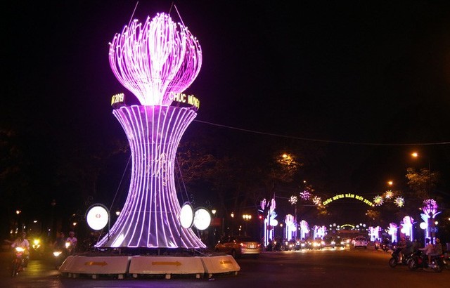  Đường phố Sài Gòn lung linh huyền ảo trong những ngày cuối năm - Ảnh 1.