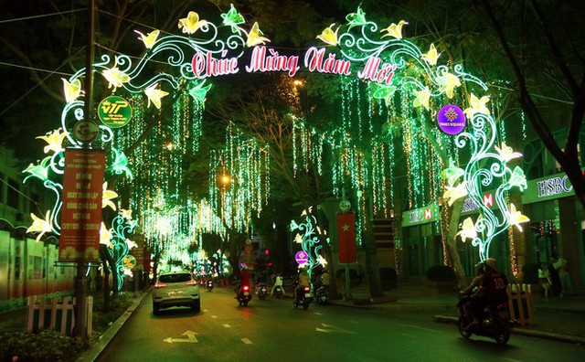  Đường phố Sài Gòn lung linh huyền ảo trong những ngày cuối năm - Ảnh 12.