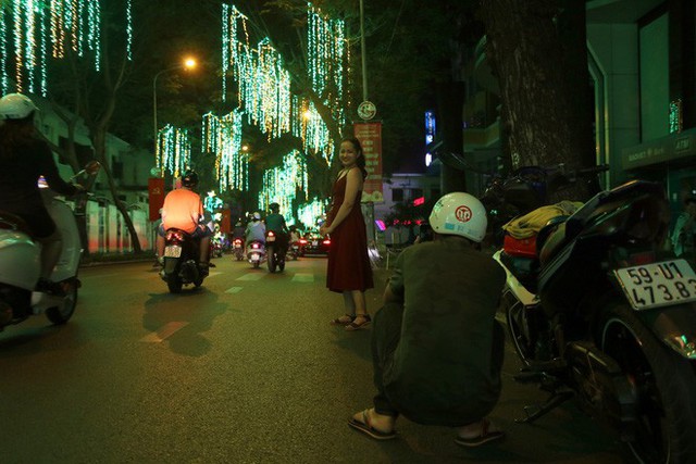  Đường phố Sài Gòn lung linh huyền ảo trong những ngày cuối năm - Ảnh 14.