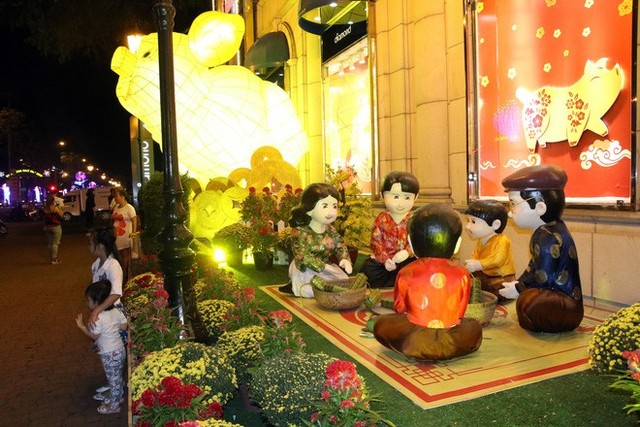  Đường phố Sài Gòn lung linh huyền ảo trong những ngày cuối năm - Ảnh 4.