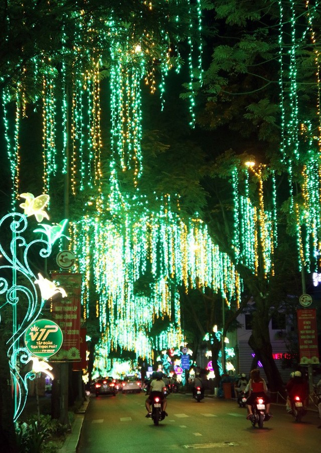  Đường phố Sài Gòn lung linh huyền ảo trong những ngày cuối năm - Ảnh 8.