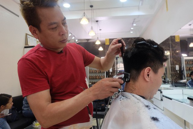  Người Hà Nội xếp hàng để cắt kiểu tóc của ông Donald Trump và ông Kim Jong Un - Ảnh 2.