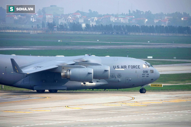  [NÓNG] Ngựa thồ C-17 Mỹ đáp xuống sân bay Nội Bài, thả siêu trực thăng Marine One của TT Trump - Ảnh 3.