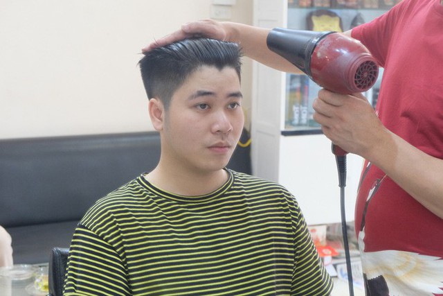  Người Hà Nội xếp hàng để cắt kiểu tóc của ông Donald Trump và ông Kim Jong Un - Ảnh 3.