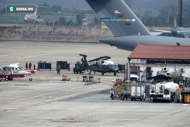  [NÓNG] Ngựa thồ C-17 Mỹ đáp xuống sân bay Nội Bài, thả siêu trực thăng Marine One của TT Trump - Ảnh 5.