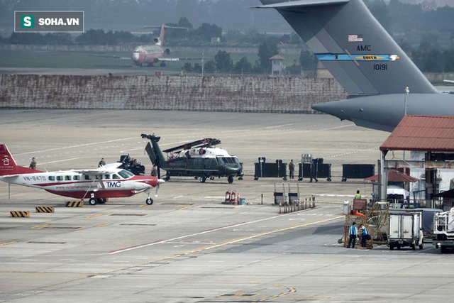  [NÓNG] Ngựa thồ C-17 Mỹ đáp xuống sân bay Nội Bài, thả siêu trực thăng Marine One của TT Trump - Ảnh 6.