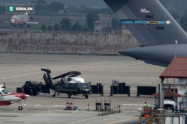  [NÓNG] Ngựa thồ C-17 Mỹ đáp xuống sân bay Nội Bài, thả siêu trực thăng Marine One của TT Trump - Ảnh 7.
