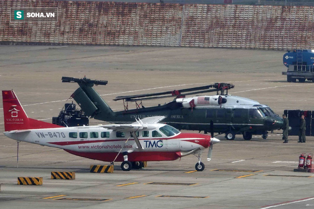  [NÓNG] Ngựa thồ C-17 Mỹ đáp xuống sân bay Nội Bài, thả siêu trực thăng Marine One của TT Trump - Ảnh 8.