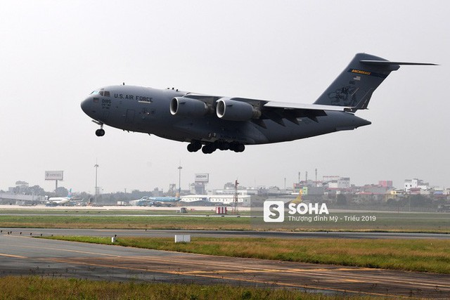 [NÓNG] Vận tải cơ C-17 của Không quân Mỹ hạ cánh tại sân bay Nội Bài - Ảnh 2.
