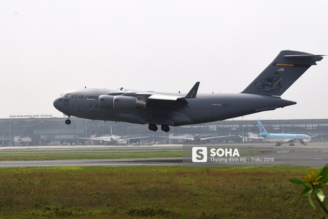 [NÓNG] Vận tải cơ C-17 của Không quân Mỹ hạ cánh tại sân bay Nội Bài - Ảnh 3.
