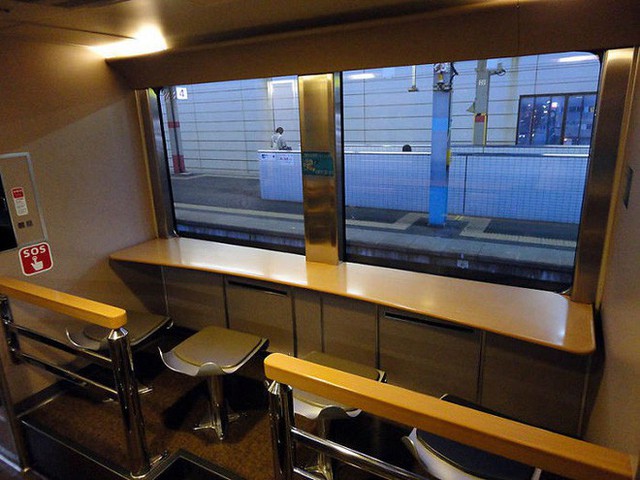 Tàu hỏa xuyên đêm ở Nhật Bản: Bên ngoài cũ kĩ đơn sơ, bên trong nội thất tiện nghi bất ngờ - Ảnh 13.