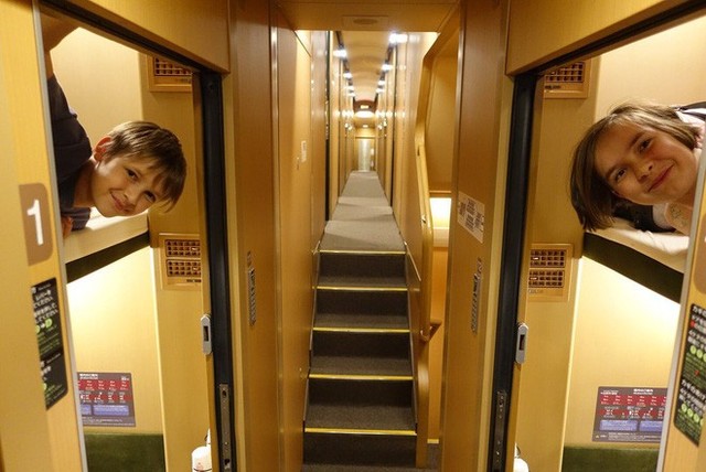 Tàu hỏa xuyên đêm ở Nhật Bản: Bên ngoài cũ kĩ đơn sơ, bên trong nội thất tiện nghi bất ngờ - Ảnh 19.