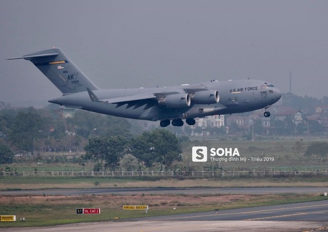 [NÓNG] Vận tải cơ C-17 của Không quân Mỹ hạ cánh tại sân bay Nội Bài - Ảnh 4.