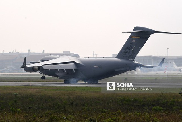 [NÓNG] Vận tải cơ C-17 của Không quân Mỹ hạ cánh tại sân bay Nội Bài - Ảnh 5.