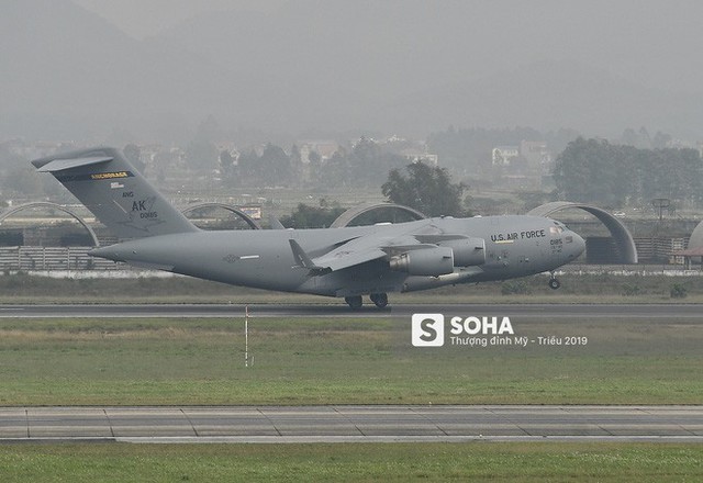 [NÓNG] Vận tải cơ C-17 của Không quân Mỹ hạ cánh tại sân bay Nội Bài - Ảnh 7.