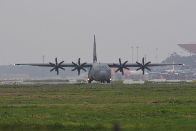 Lực sĩ C-130 Hercules chuyển hành trang của tổng thống Trump tới Hà Nội - Ảnh 3.