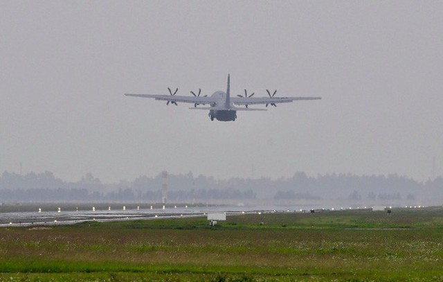 Lực sĩ C-130 Hercules chuyển hành trang của tổng thống Trump tới Hà Nội - Ảnh 5.