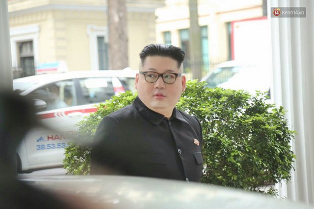 Bản sao của ông Kim Jong-un và Donald Trump bất ngờ xuất hiện tại Hà Nội, bị người dân và phóng viên vây kín - Ảnh 3.