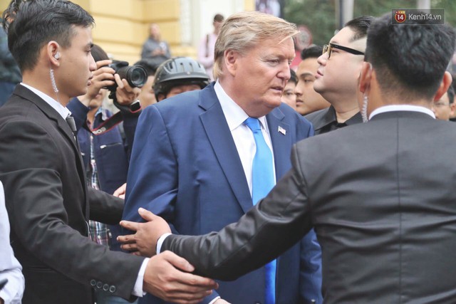 Bản sao của ông Kim Jong-un và Donald Trump bất ngờ xuất hiện tại Hà Nội, bị người dân và phóng viên vây kín - Ảnh 4.