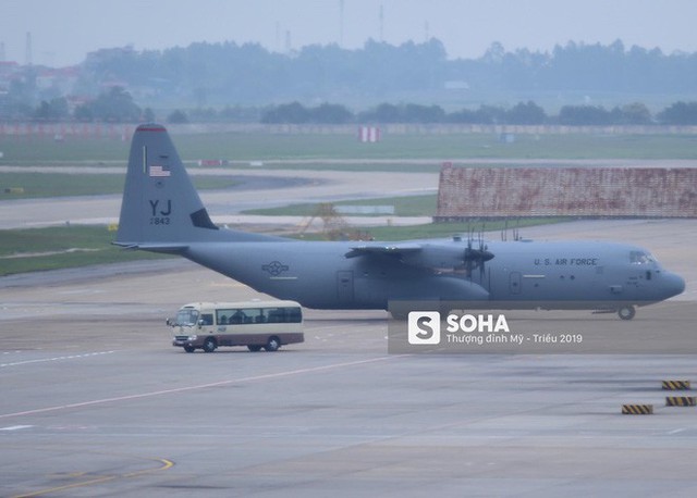 Lực sĩ C-130 Hercules chuyển hành trang của tổng thống Trump tới Hà Nội - Ảnh 7.