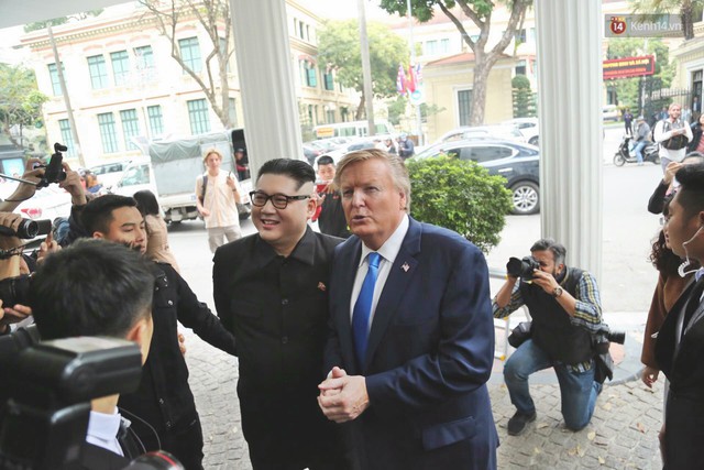 Bản sao của ông Kim Jong-un và Donald Trump bất ngờ xuất hiện tại Hà Nội, bị người dân và phóng viên vây kín - Ảnh 5.