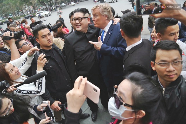 Bản sao của ông Kim Jong-un và Donald Trump bất ngờ xuất hiện tại Hà Nội, bị người dân và phóng viên vây kín - Ảnh 6.