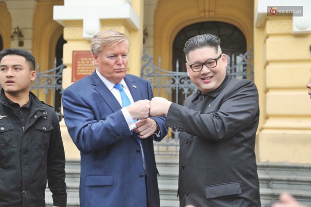 Bản sao của ông Kim Jong-un và Donald Trump bất ngờ xuất hiện tại Hà Nội, bị người dân và phóng viên vây kín - Ảnh 8.