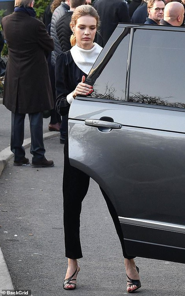 Lễ hỏa táng của huyền thoại Karl Lagerfeld: Công chúa Monaco, tổng biên tạp chí Vogue cùng dàn siêu mẫu đến tiễn đưa - Ảnh 13.