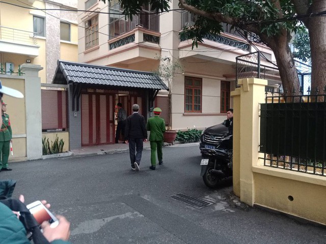  Cận cảnh khám xét nhà 2 cựu bộ trưởng Nguyễn Bắc Son và Trương Minh Tuấn  - Ảnh 8.