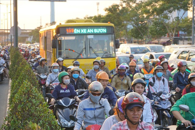 Chuyên gia quan ngại việc TPHCM cấm xe máy từ 2030 - Ảnh 2.