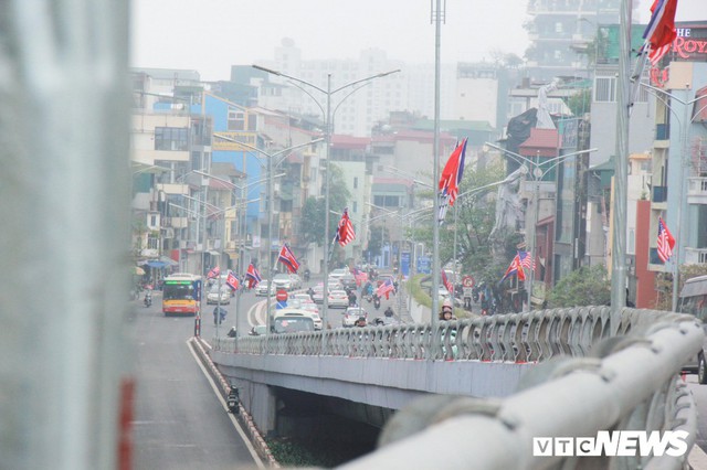 Ảnh: Đường phố Hà Nội rợp cờ hoa trước thềm Hội nghị thượng đỉnh Mỹ - Triều - Ảnh 3.