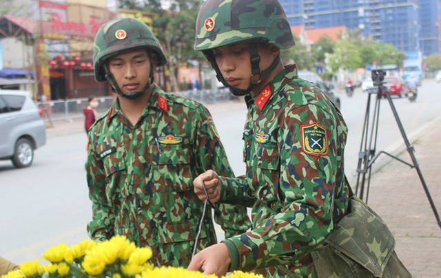 [Video] Công binh dò mìn từng chậu hoa, khóm cây quanh khách sạn JW Marriott trước ngày ông Trump đến VN - Ảnh 7.