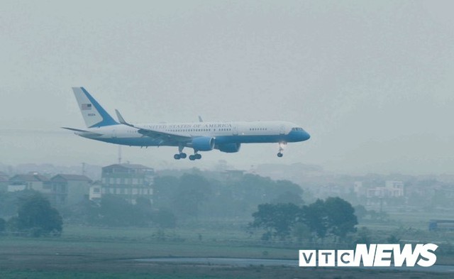 Máy bay chở phái đoàn Mỹ đáp xuống sân bay Nội Bài - Ảnh 1.