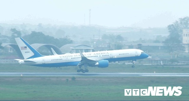 Máy bay chở phái đoàn Mỹ đáp xuống sân bay Nội Bài - Ảnh 2.