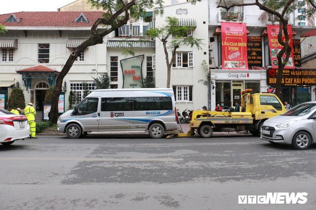 Hàng loạt xe ô tô vi phạm ở Hà Nội bị cẩu trước thềm Hội nghị Mỹ - Triều - Ảnh 1.