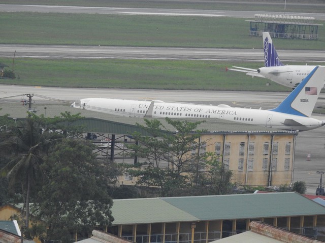 Máy bay dự phòng của Tổng thống Donald Trump hạ cánh xuống sân bay Đà Nẵng - Ảnh 1.