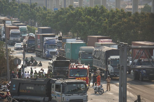 TPHCM: Xe bồn chở xăng dầu cháy ngùn ngụt trên Xa lộ Hà Nội, tài xế hoảng hồn tháo chạy - Ảnh 2.