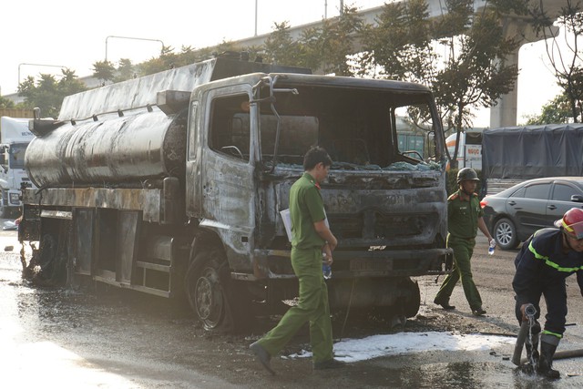 TPHCM: Xe bồn chở xăng dầu cháy ngùn ngụt trên Xa lộ Hà Nội, tài xế hoảng hồn tháo chạy - Ảnh 3.
