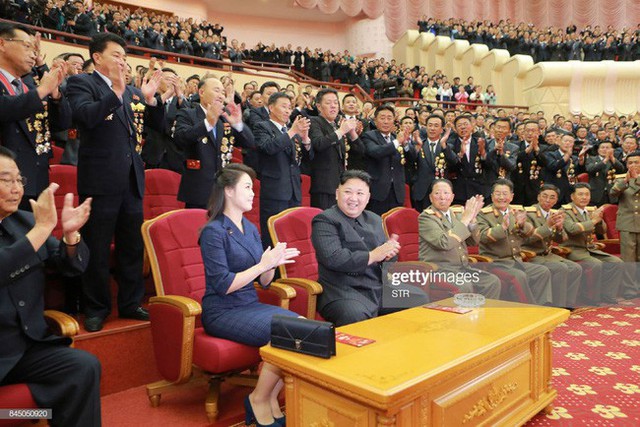 Phu nhân nhà lãnh đạo Kim Jong-un: Người phụ nữ học hỏi phong cách Hoàng gia, làm nên cuộc cách mạng thời trang cho phái đẹp Triều Tiên - Ảnh 11.
