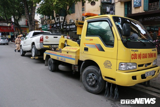 Hàng loạt xe ô tô vi phạm ở Hà Nội bị cẩu trước thềm Hội nghị Mỹ - Triều - Ảnh 3.