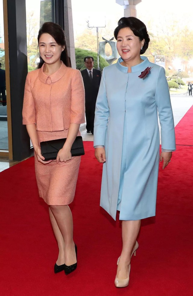 Phu nhân nhà lãnh đạo Kim Jong-un: Người phụ nữ học hỏi phong cách Hoàng gia, làm nên cuộc cách mạng thời trang cho phái đẹp Triều Tiên - Ảnh 3.