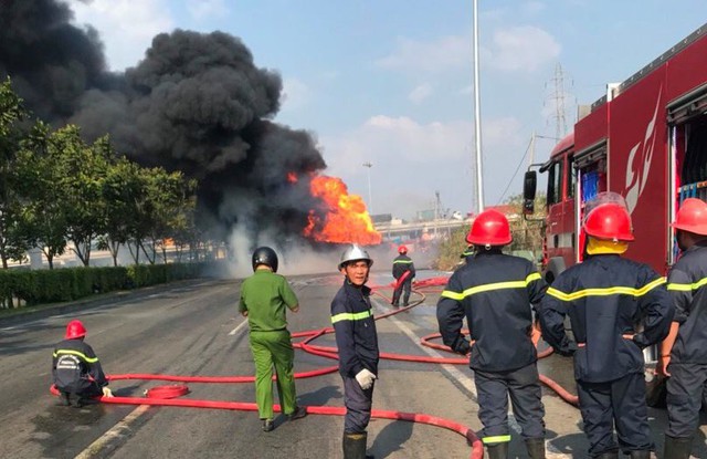 TPHCM: Xe bồn chở xăng dầu cháy ngùn ngụt trên Xa lộ Hà Nội, tài xế hoảng hồn tháo chạy - Ảnh 4.