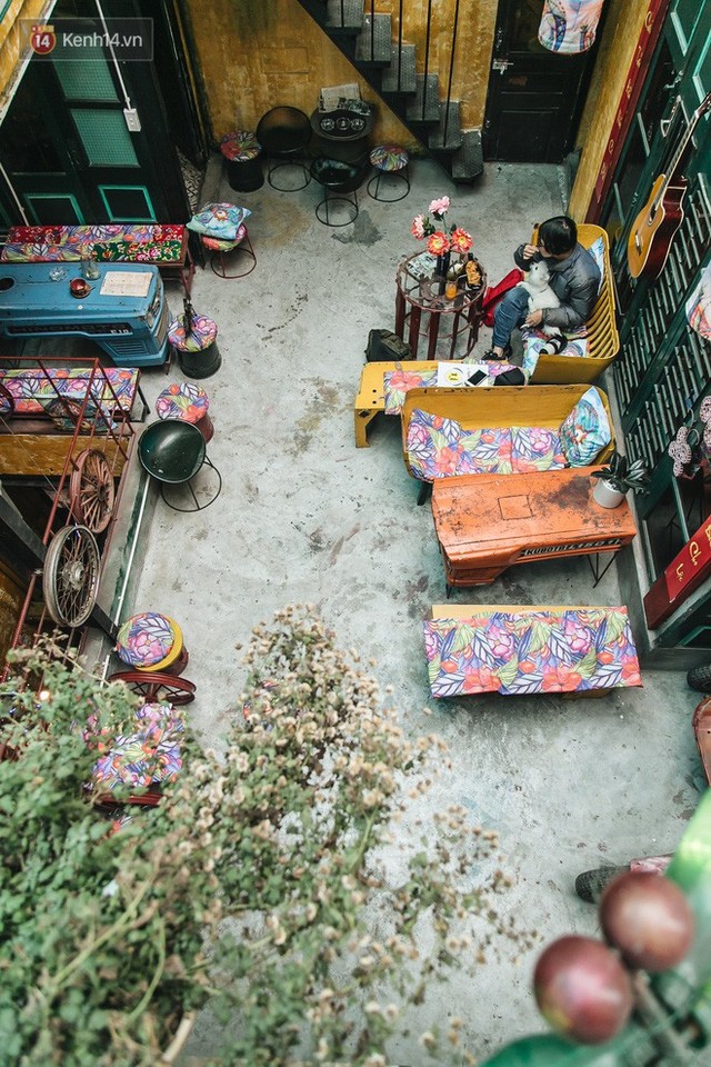 Chuyện chàng trai lớn lên từ ngôi làng ung thư quyết tâm tạo một quán cafe từ hàng nghìn đồ tái chế giữa phố cổ Hà Nội - Ảnh 4.