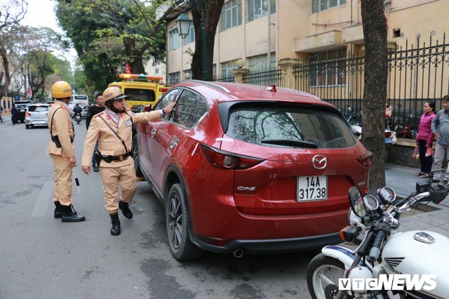 Hàng loạt xe ô tô vi phạm ở Hà Nội bị cẩu trước thềm Hội nghị Mỹ - Triều - Ảnh 4.