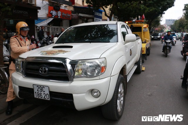 Hàng loạt xe ô tô vi phạm ở Hà Nội bị cẩu trước thềm Hội nghị Mỹ - Triều - Ảnh 8.