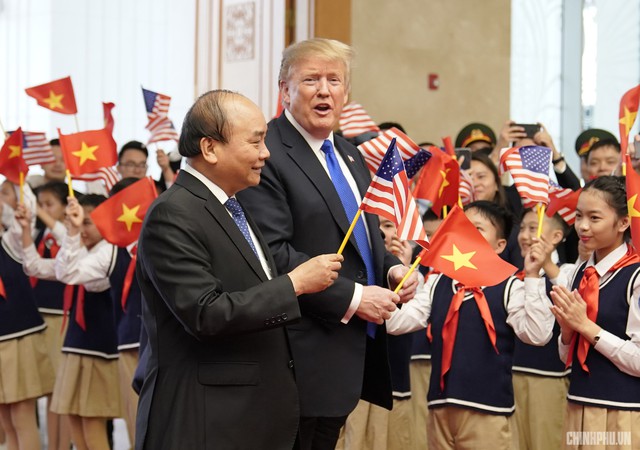 Thủ tướng Nguyễn Xuân Phúc đón Tổng thống Hoa Kỳ Donald Trump - Ảnh 7.