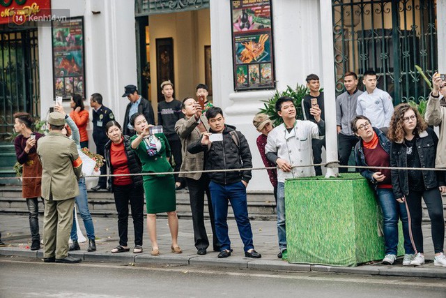 Hà Nội những ngày này, đi đâu cũng thấy niềm háo hức và rộn rã của một “điểm đến hoà bình” - Ảnh 13.