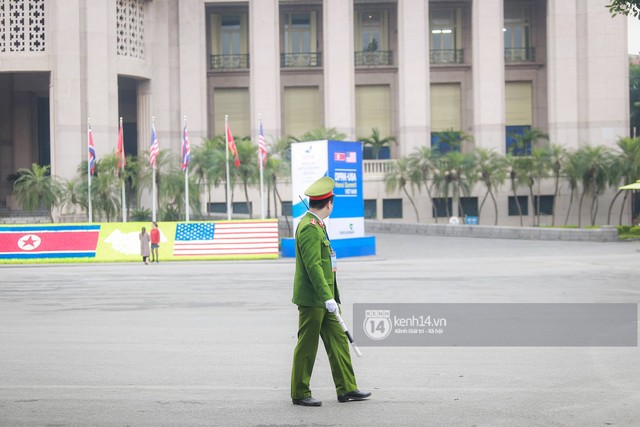 Nhiều tuyến phố Hà Nội vắng lặng, yên bình trước giờ diễn ra cuộc gặp thượng đỉnh giữa Tổng thống Donald Trump và Chủ tịch Kim Jong Un - Ảnh 3.