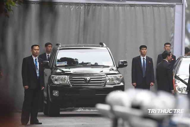 [ẢNH] Đội siêu cận vệ không cảm xúc đứng canh gác tại cửa rạp bí mật của ông Kim Jong Un - Ảnh 6.