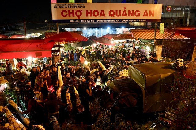 Người dân chen chúc đi mua hoa tại chợ Quảng An, giao thông qua chợ ùn tắc kéo dài - Ảnh 1.